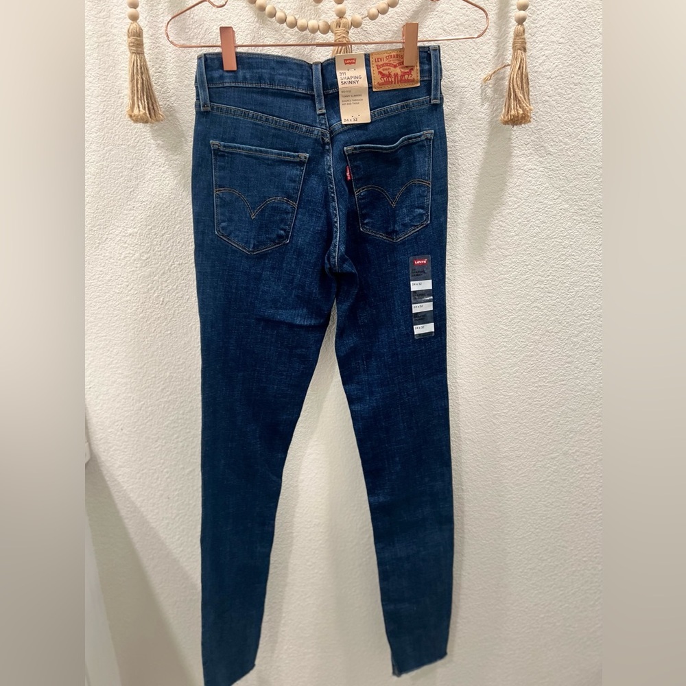 NWT Levis mid rise size 24